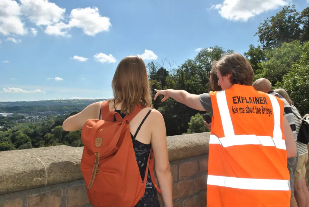 Weekend tours - Explainer on the bridge with visitor - light the night