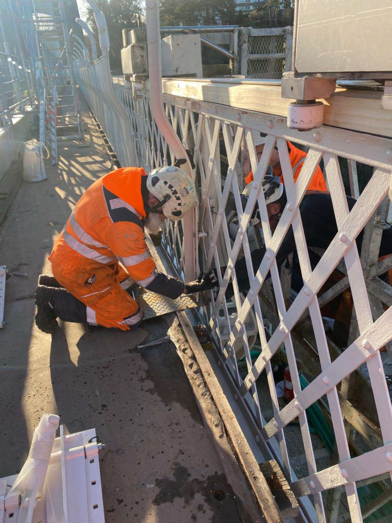 Reinstalling the safety mesh